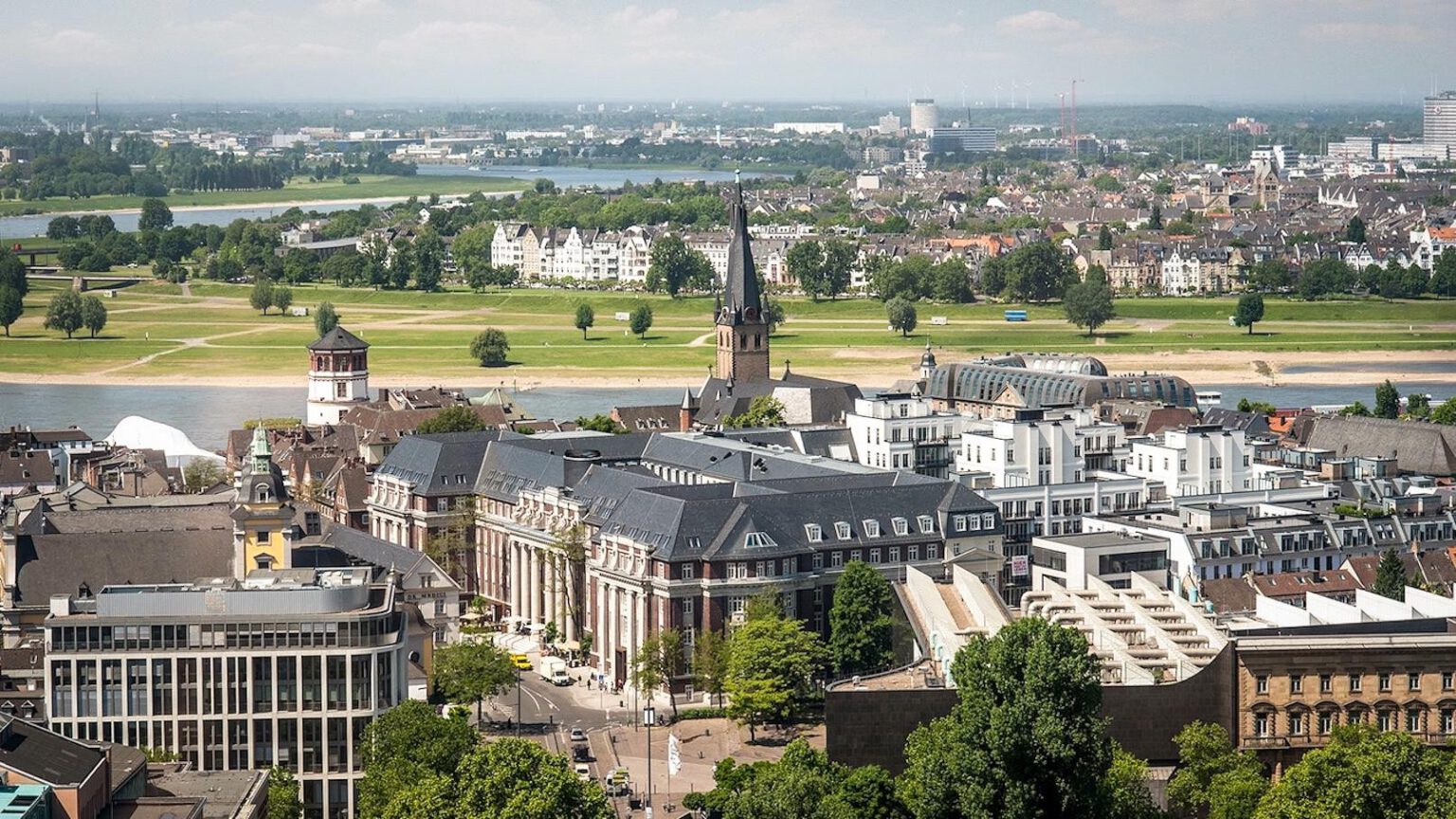 Luftbild des Andreas Quartier am Rhein in Düsseldorf in dem sich das Hotel The Wellem befindet.