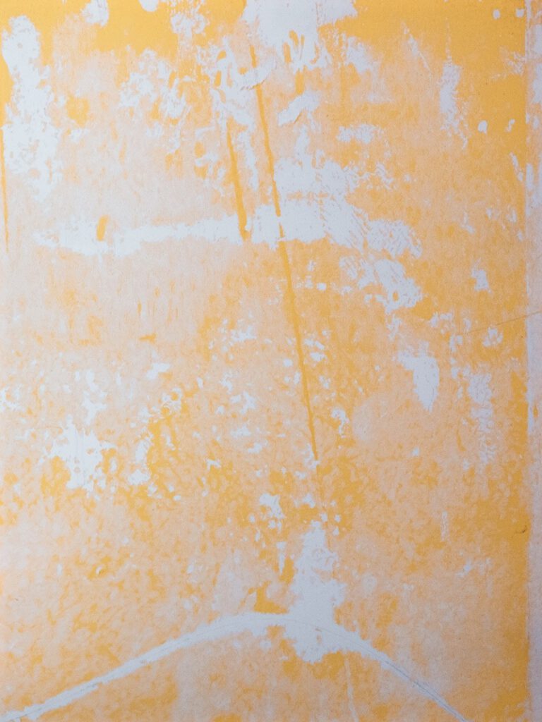 Abstraktes Wandkunstwerk im Hotel The Wellem Düsseldorf mit strukturierter Oberfläche in warmen Gelb- und Weißtönen.