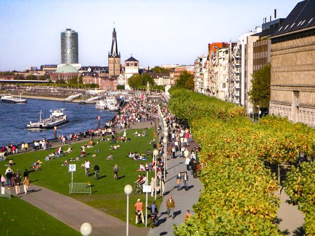 Rheinpromenade mit vielen Spaziergängern und Blick auf die Altstadt nahe dem Hotel The Wellem in Düsseldorf