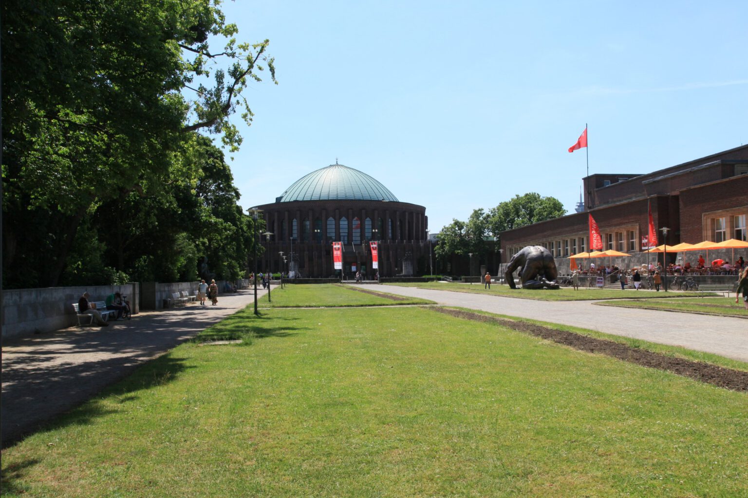 Tonhalle und Rheinpark mit Spaziergängern und Außengastronomie nahe dem Hotel The Wellem in Düsseldorf