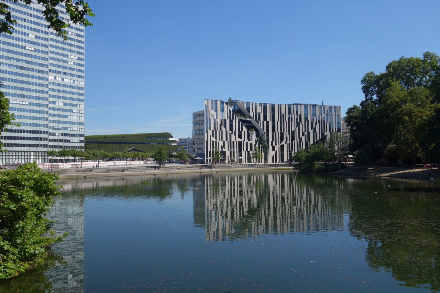 Blick auf den Kö-Bogen und die Wasserflächen des Hofgartens in Düsseldorf nahe dem Hotel The Wellem