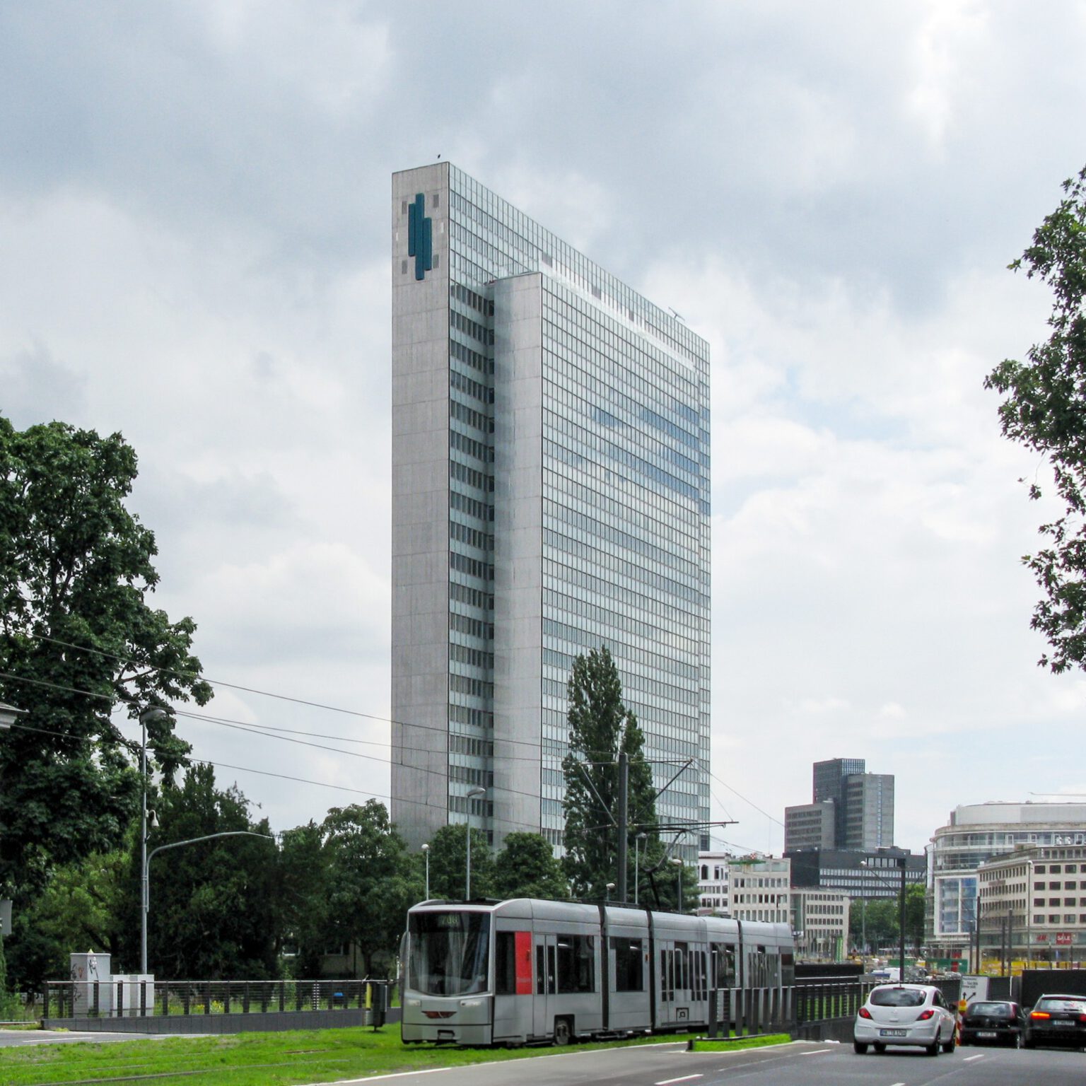Blick auf den Dreischeibenhaus-Wolkenkratzer und die Straßenbahn nahe der Düsseldorfer Altstadt beim Hotel The Wellem.