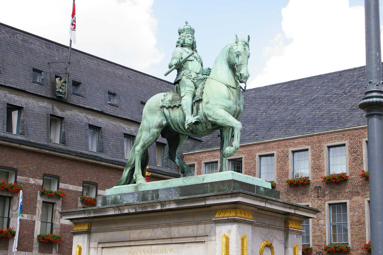 Reiterdenkmal von Jan Wellem auf dem Marktplatz in der Düsseldorfer Altstadt beim Hotel The Wellem