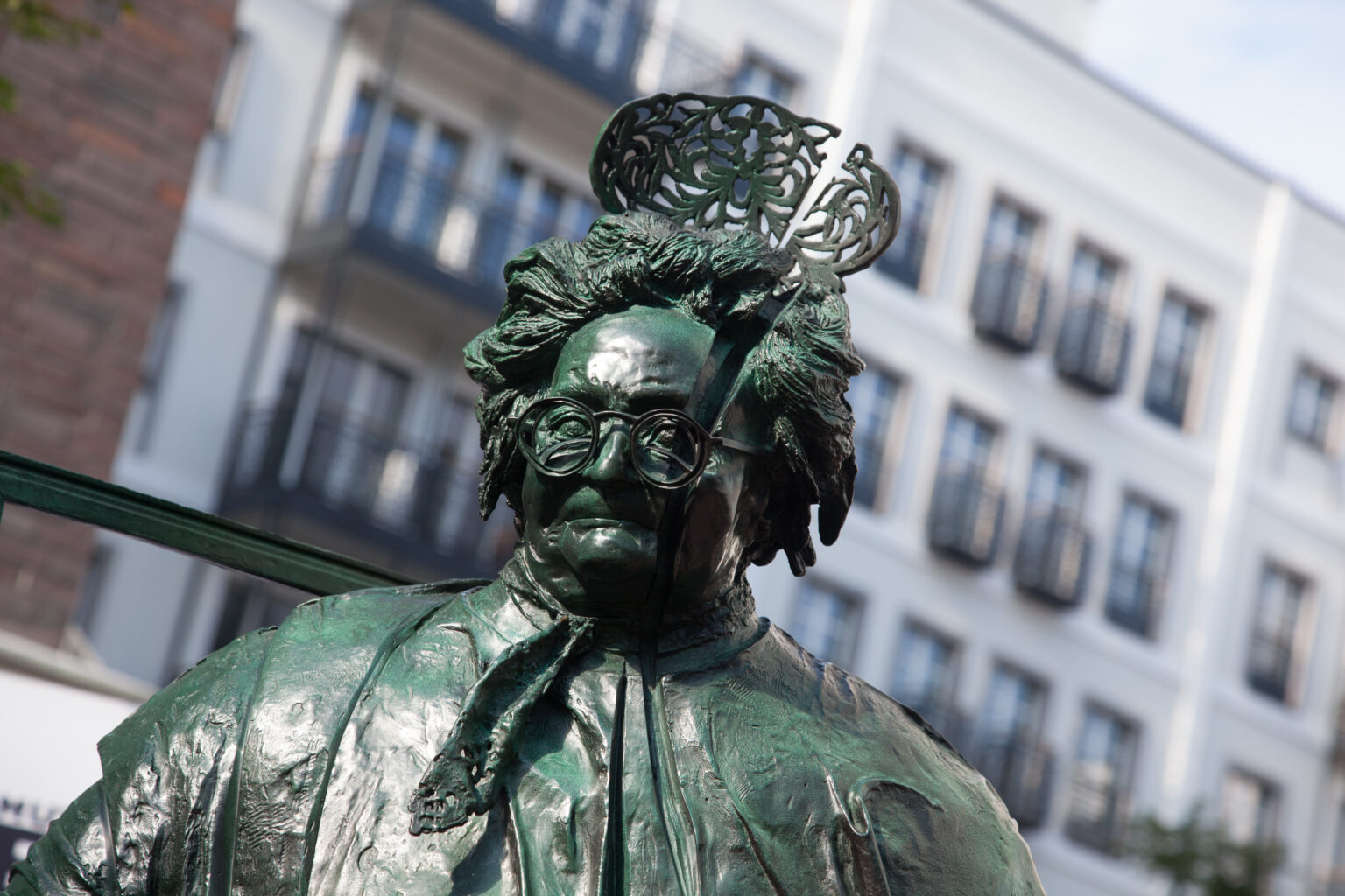 Statue von Mutter Ey vor dem Hotel The Wellem in Düsseldorf